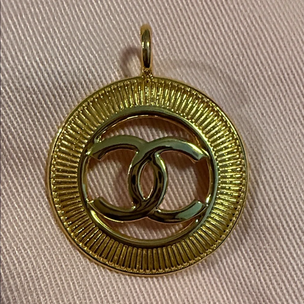 Gold Circular Pendant Necklace - Picture 3 of 6